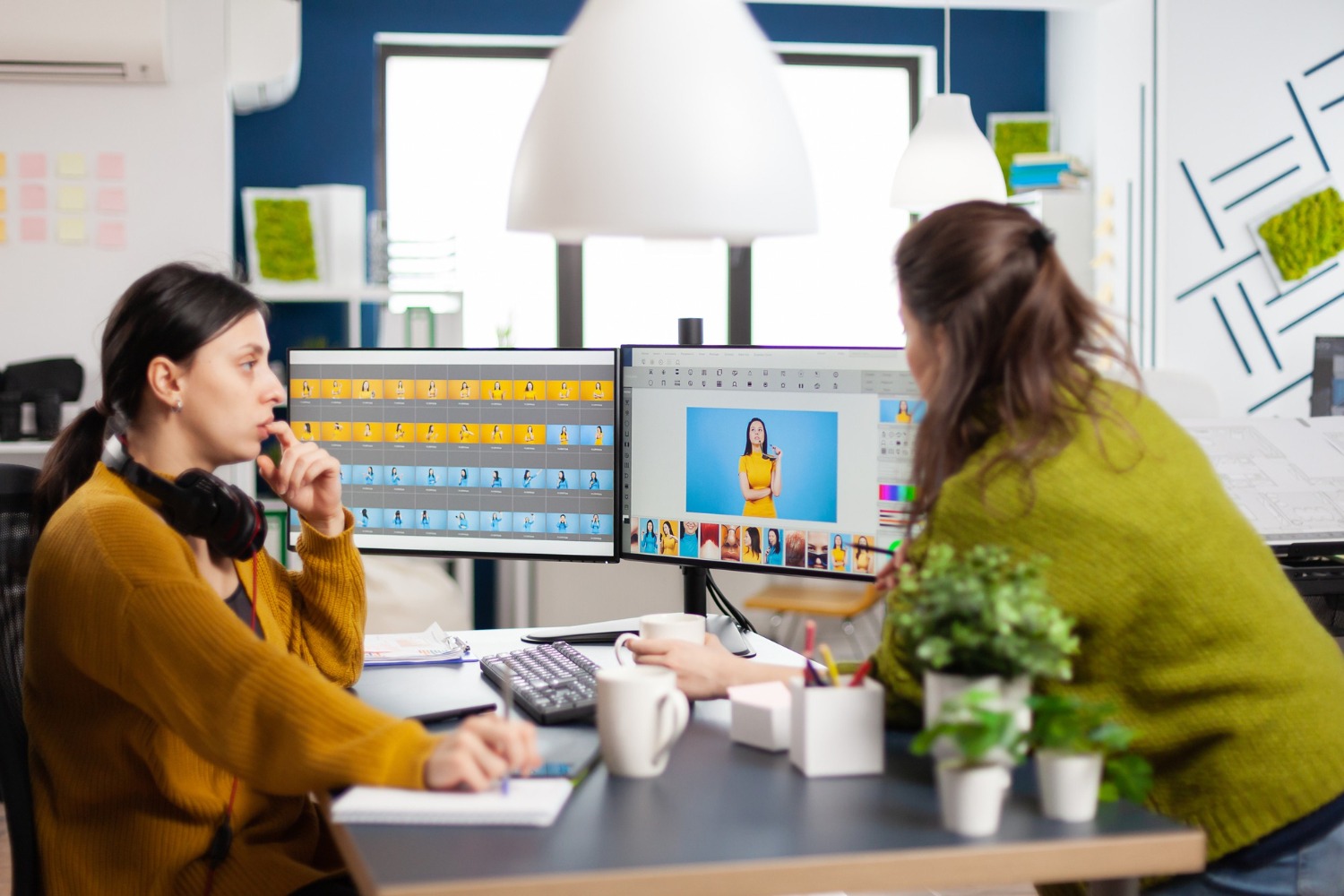 editores-fotos-mujeres-seguras-sentado-lugar-trabajo-estudio-creativo-retocando-fotos-director-arte-explicando-tecnica-color