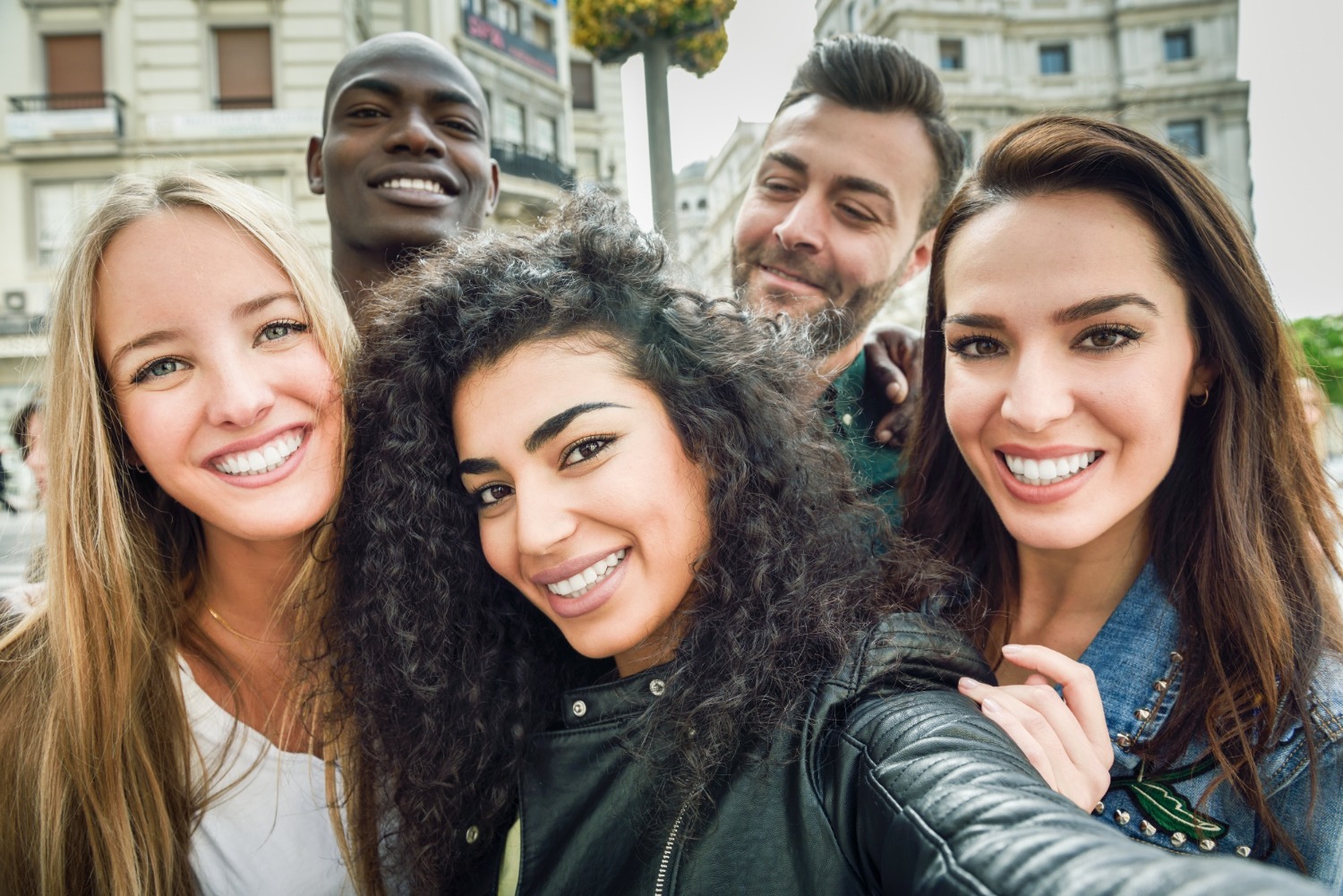 multiracial-grupo-joven-gente-toma-selfie